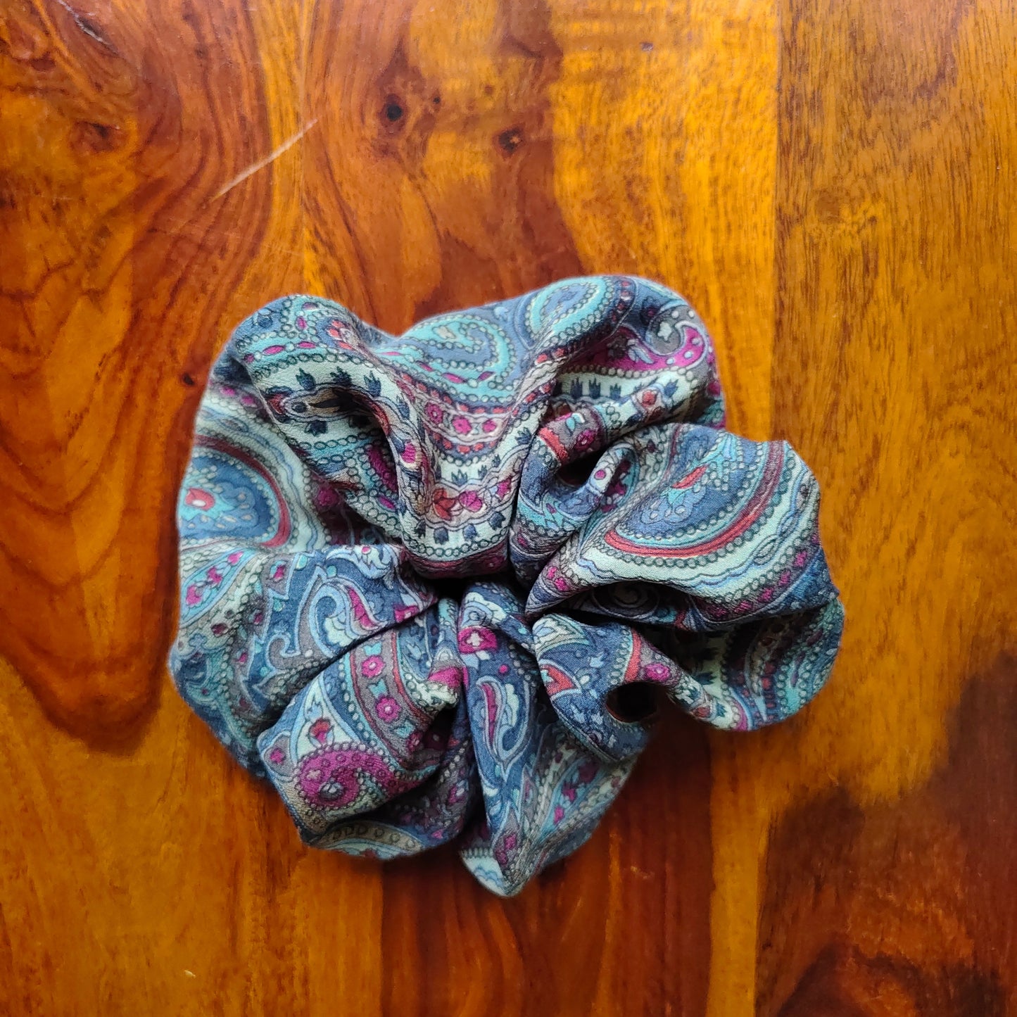 Prelo Medium Scrunchie Paisley design