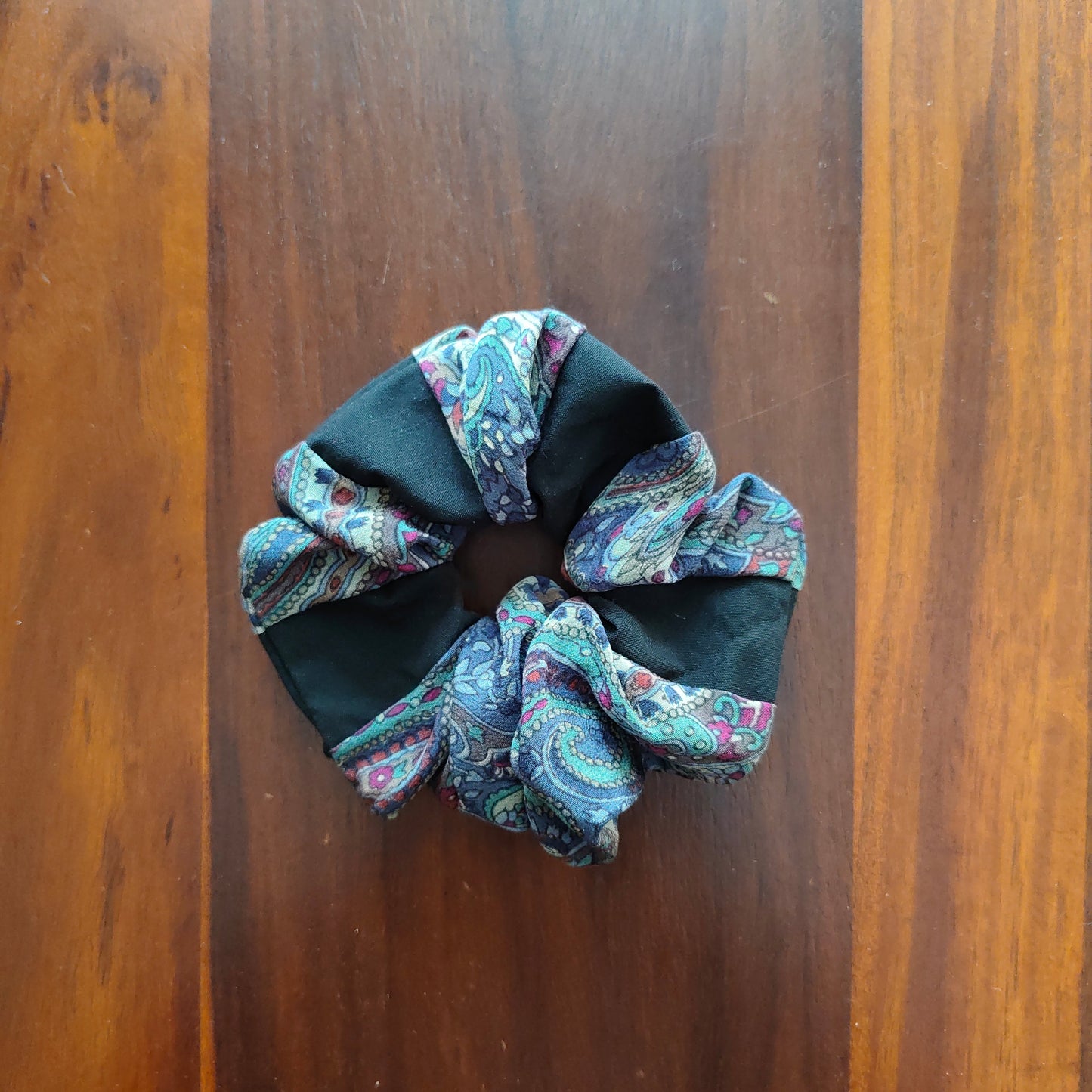 Prelo Classic Scrunchie black with Paisley panel