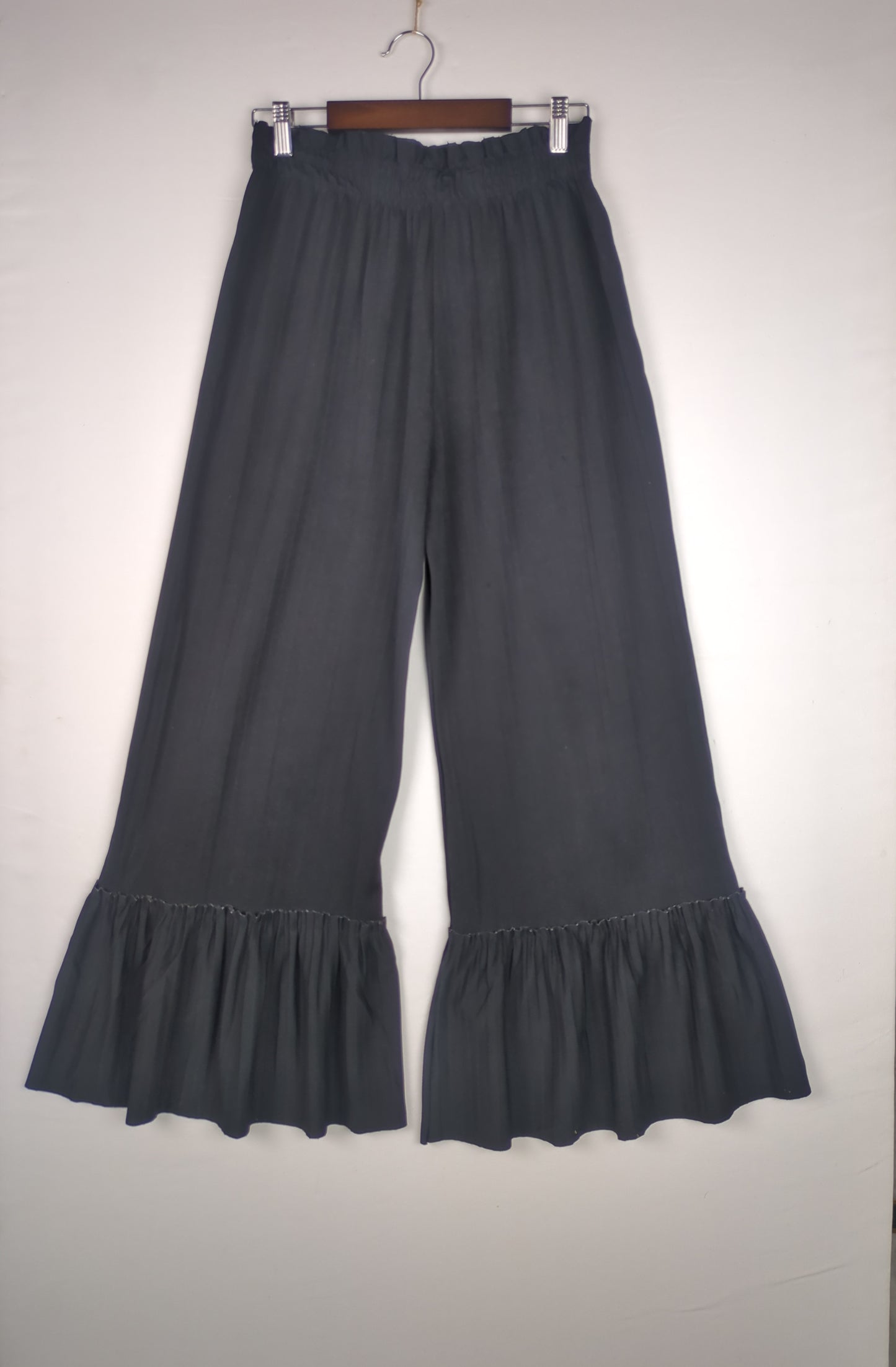 Frilled Black