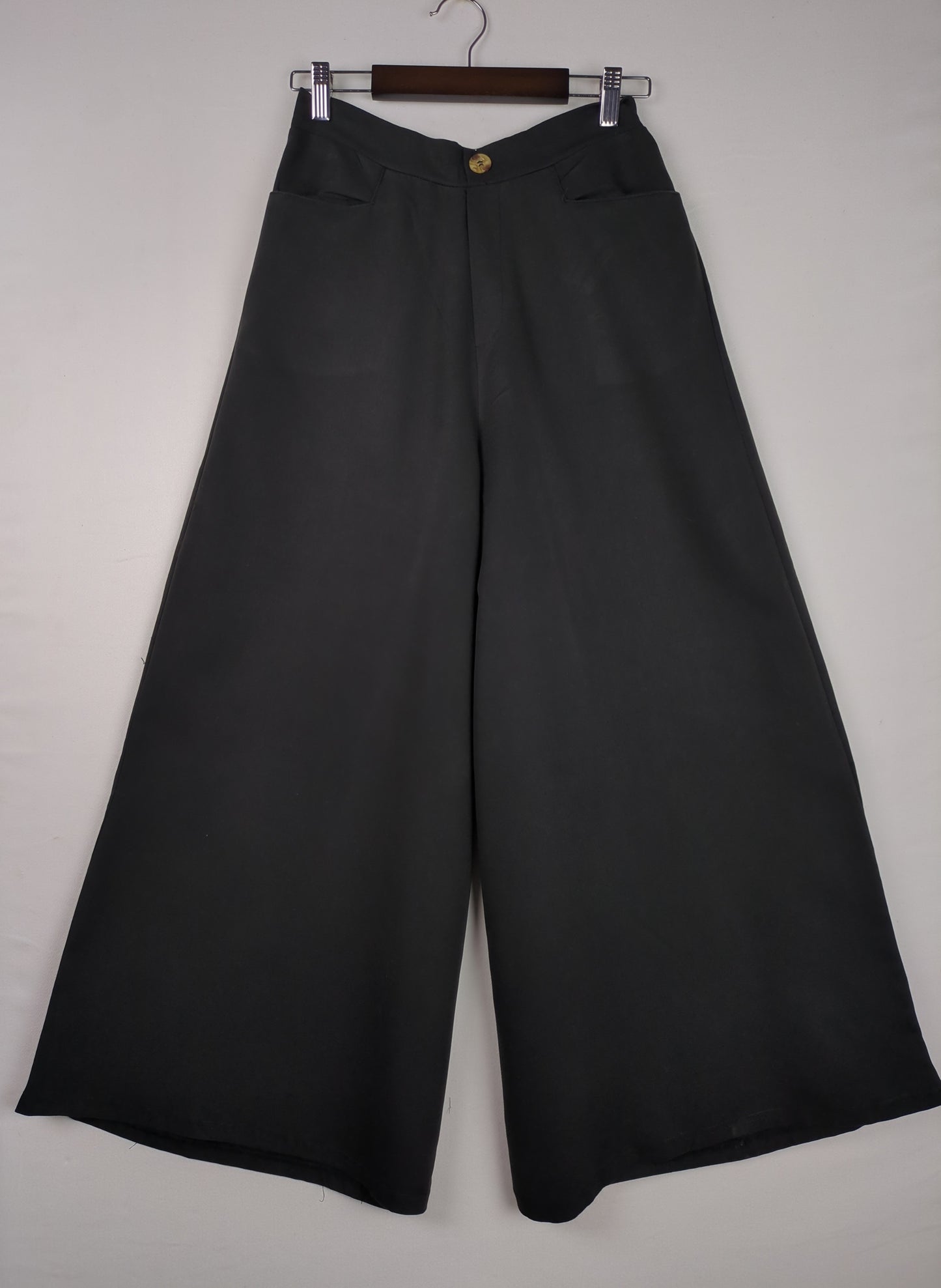 Flowy Black