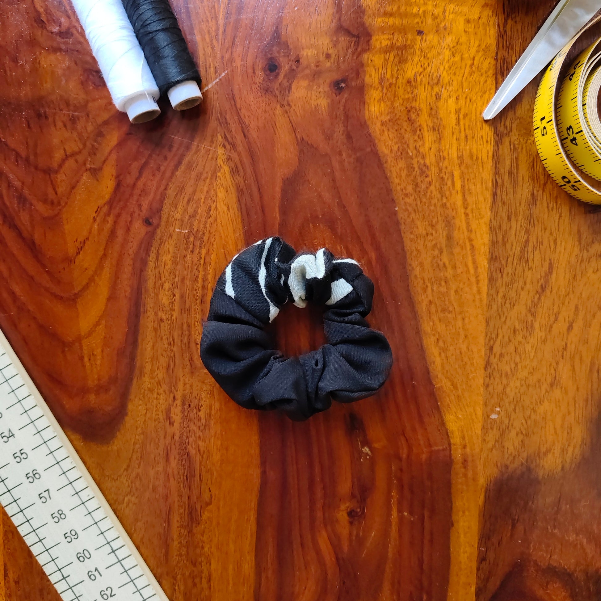 Prelo mini scrunchie black with white black panel