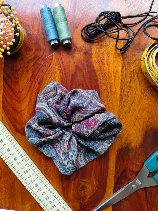 Prelo Medium Scrunchie Paisley design