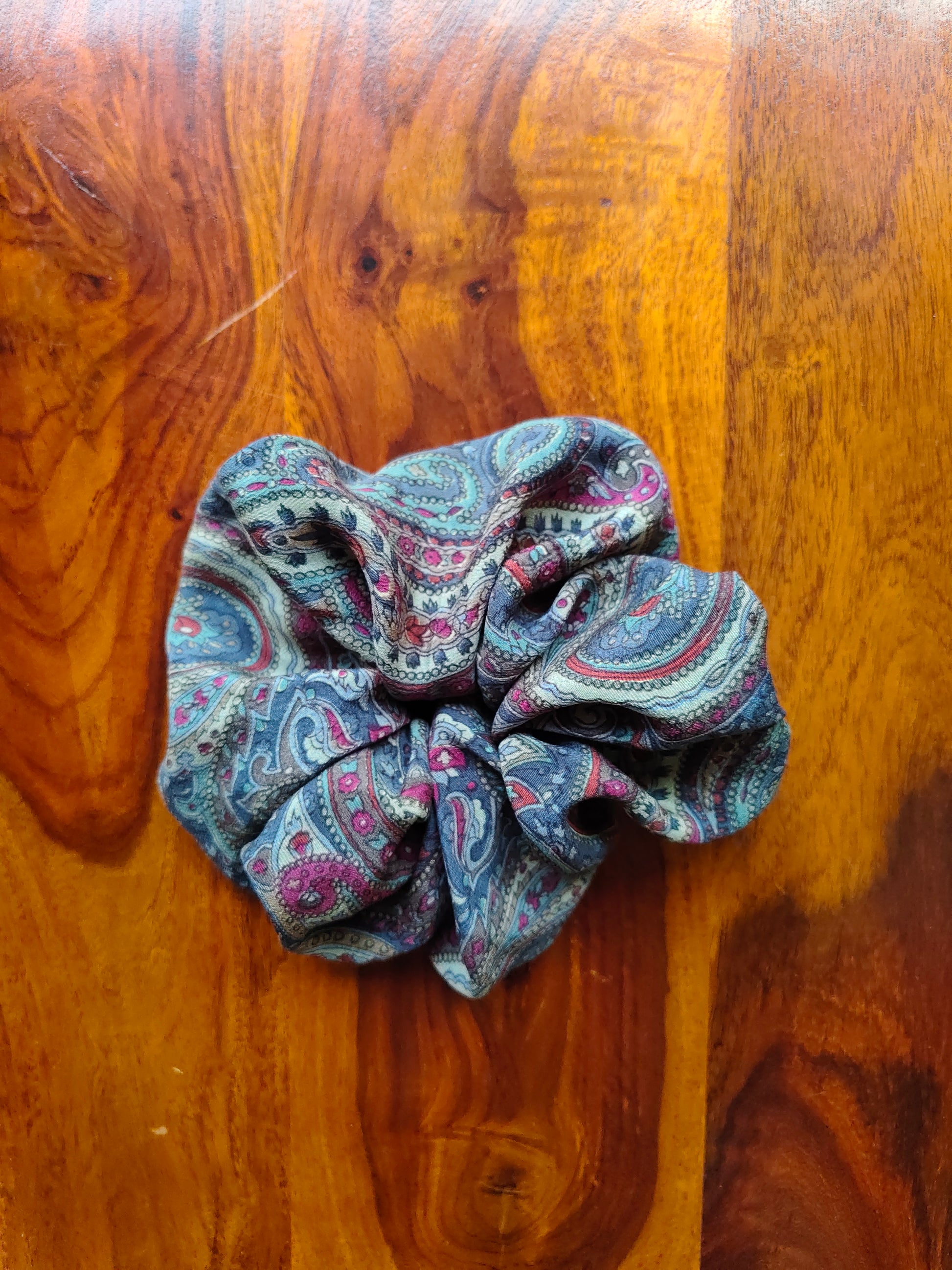 Prelo Medium Scrunchie Paisley design