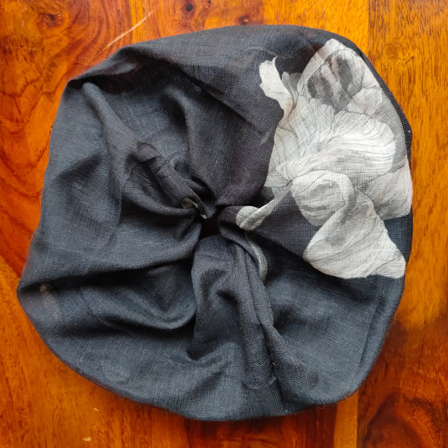 Prelo Large scrunchie with floral white and black pattern