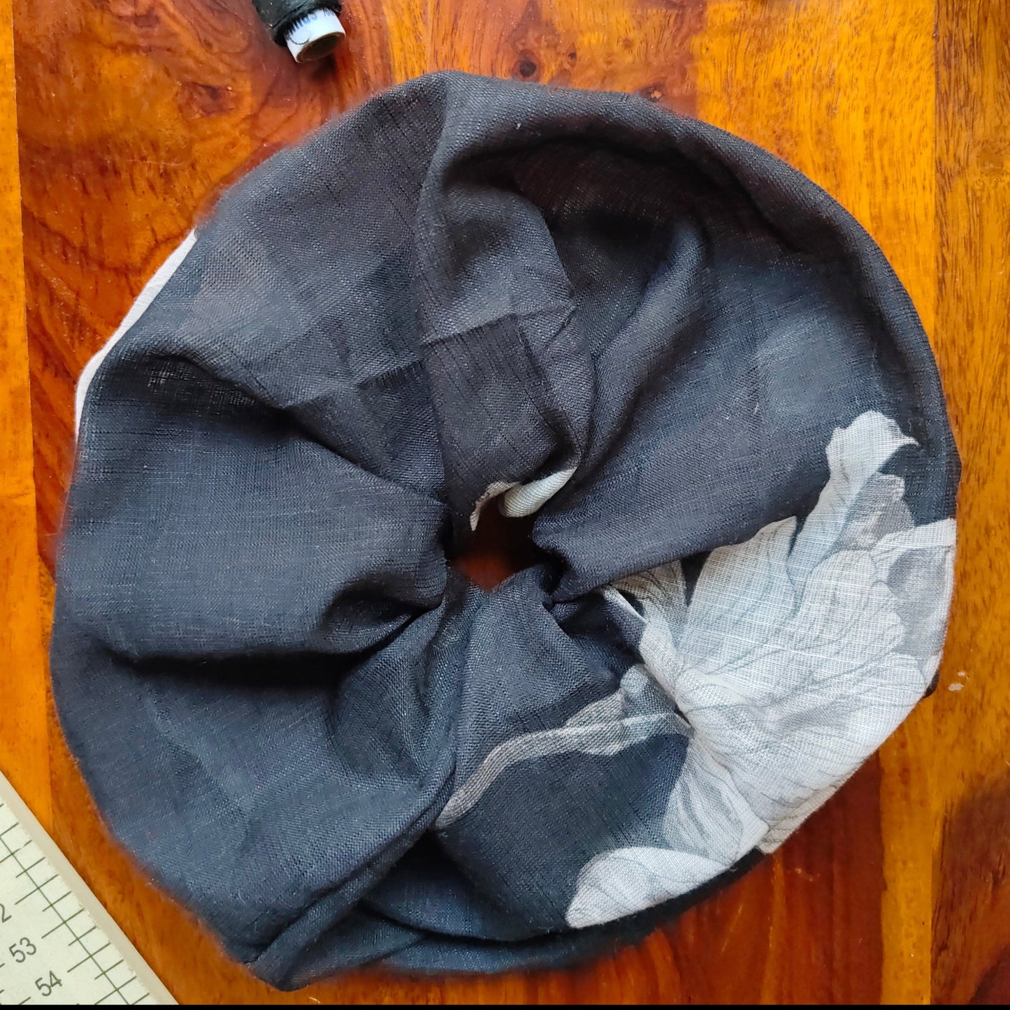 Prelo Large scrunchie with floral white and black pattern