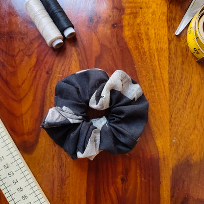 Prelo medium Scrunchie with beige flowers on black