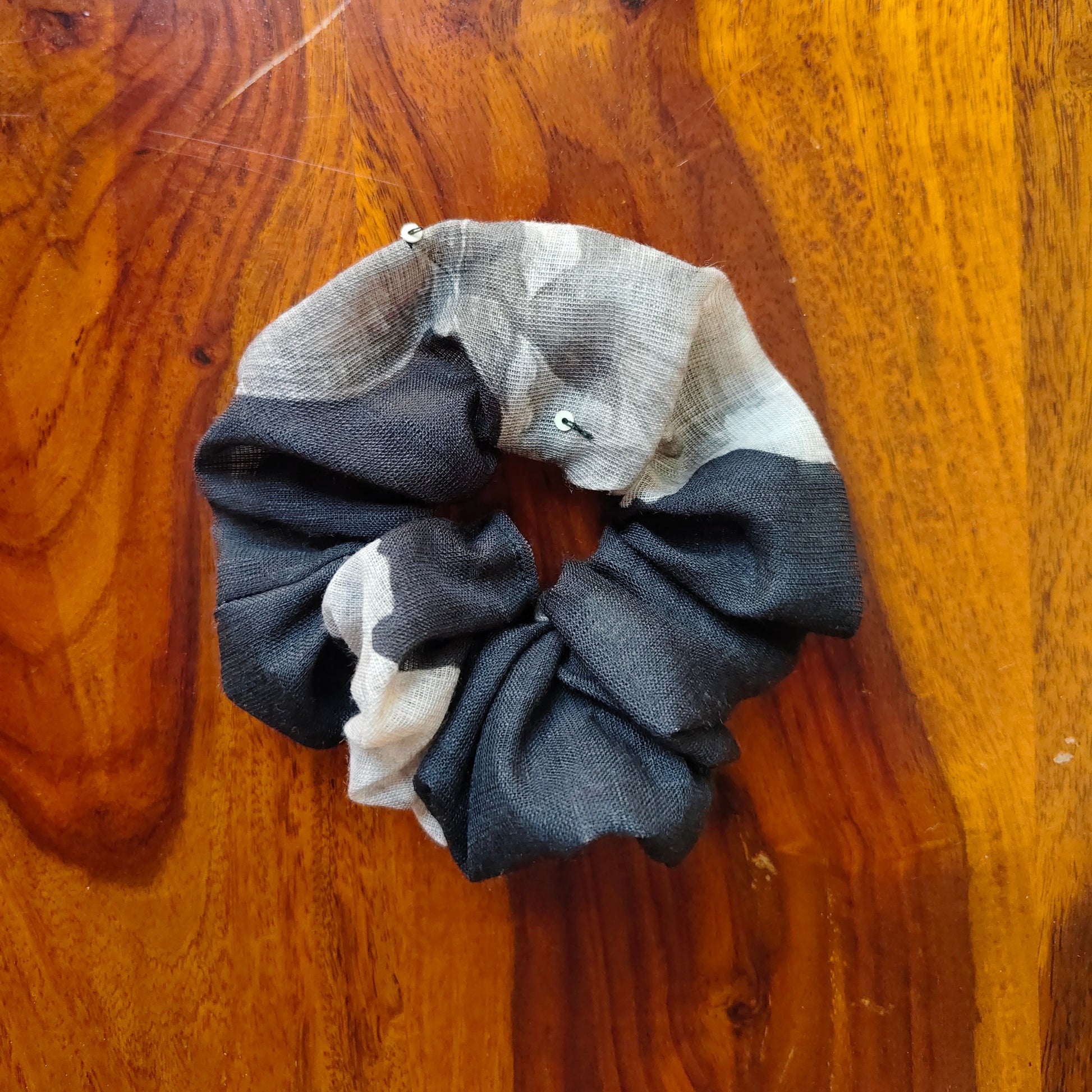 Prelo medium Scrunchie with beige flowers on black