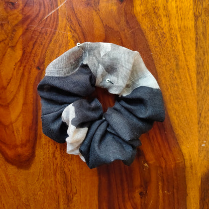 Prelo medium Scrunchie with beige flowers on black