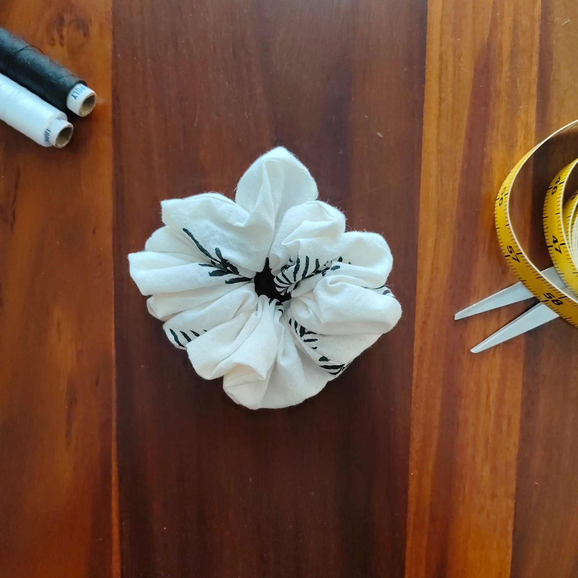 Prelo Mini Scrunchie - White with black block print