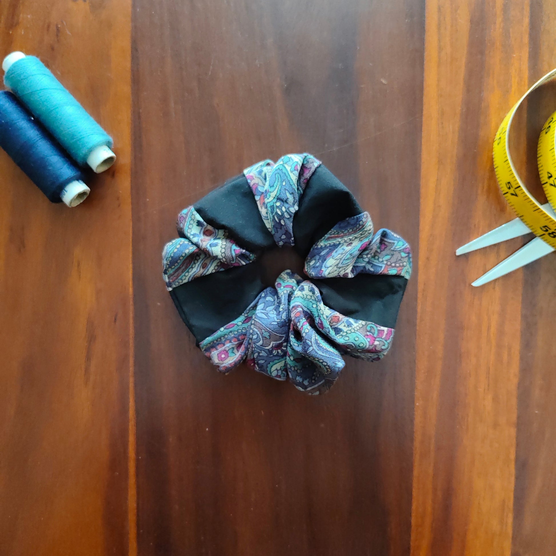 Prelo Classic Scrunchie black with Paisley panel