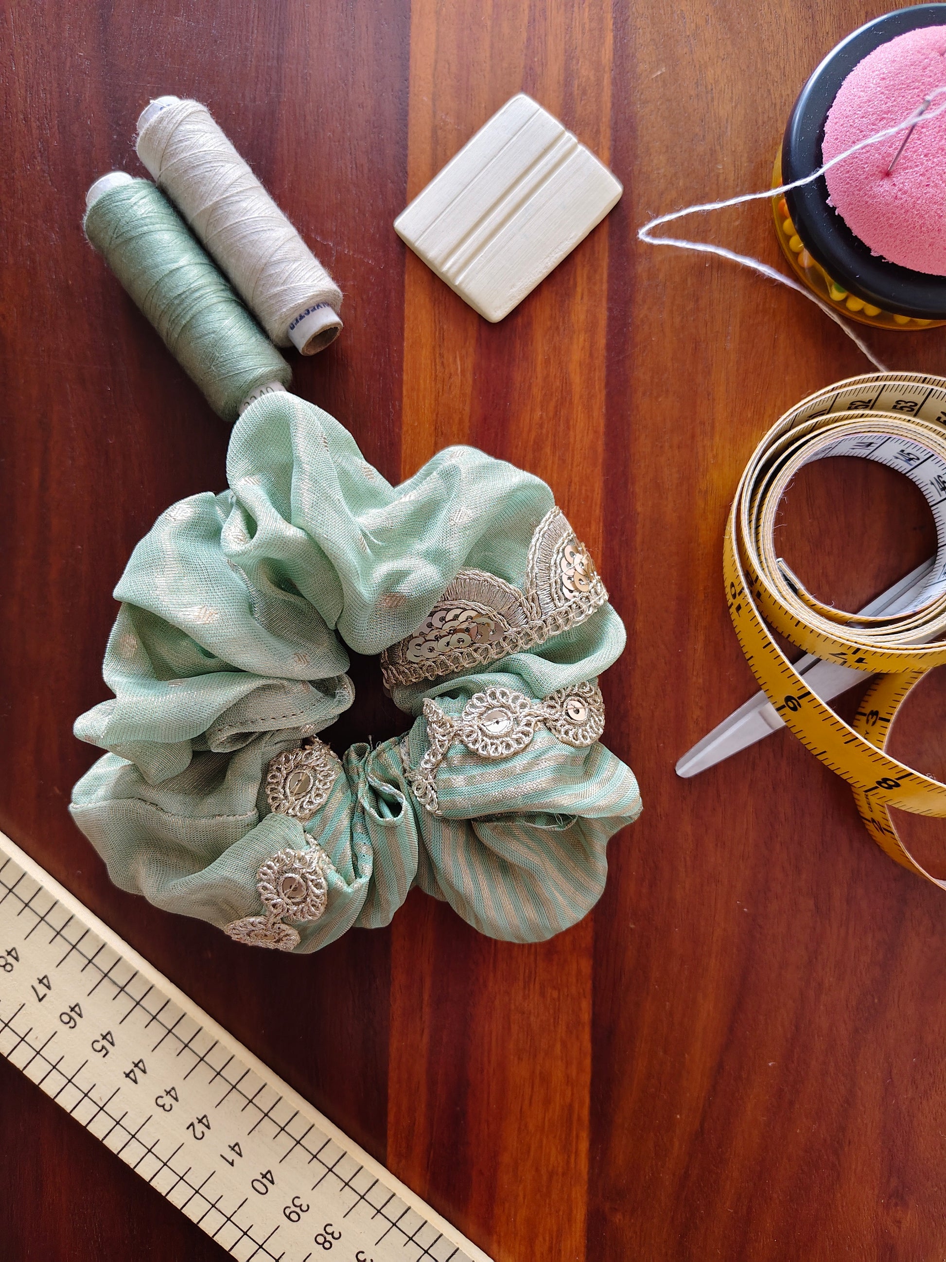 Prelo medium traditional scrunchie