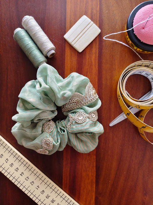 Prelo medium traditional scrunchie