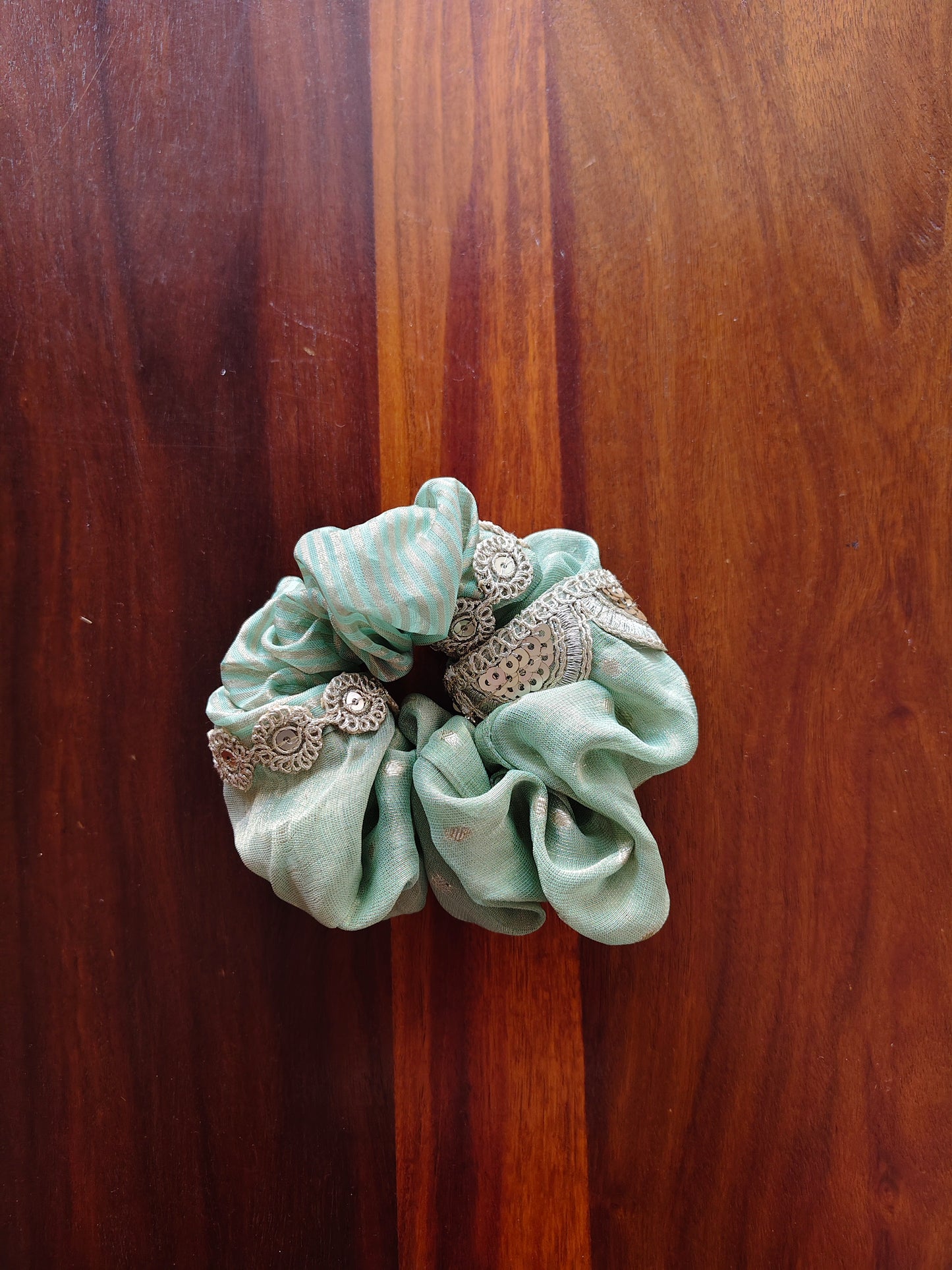Prelo medium traditional scrunchie