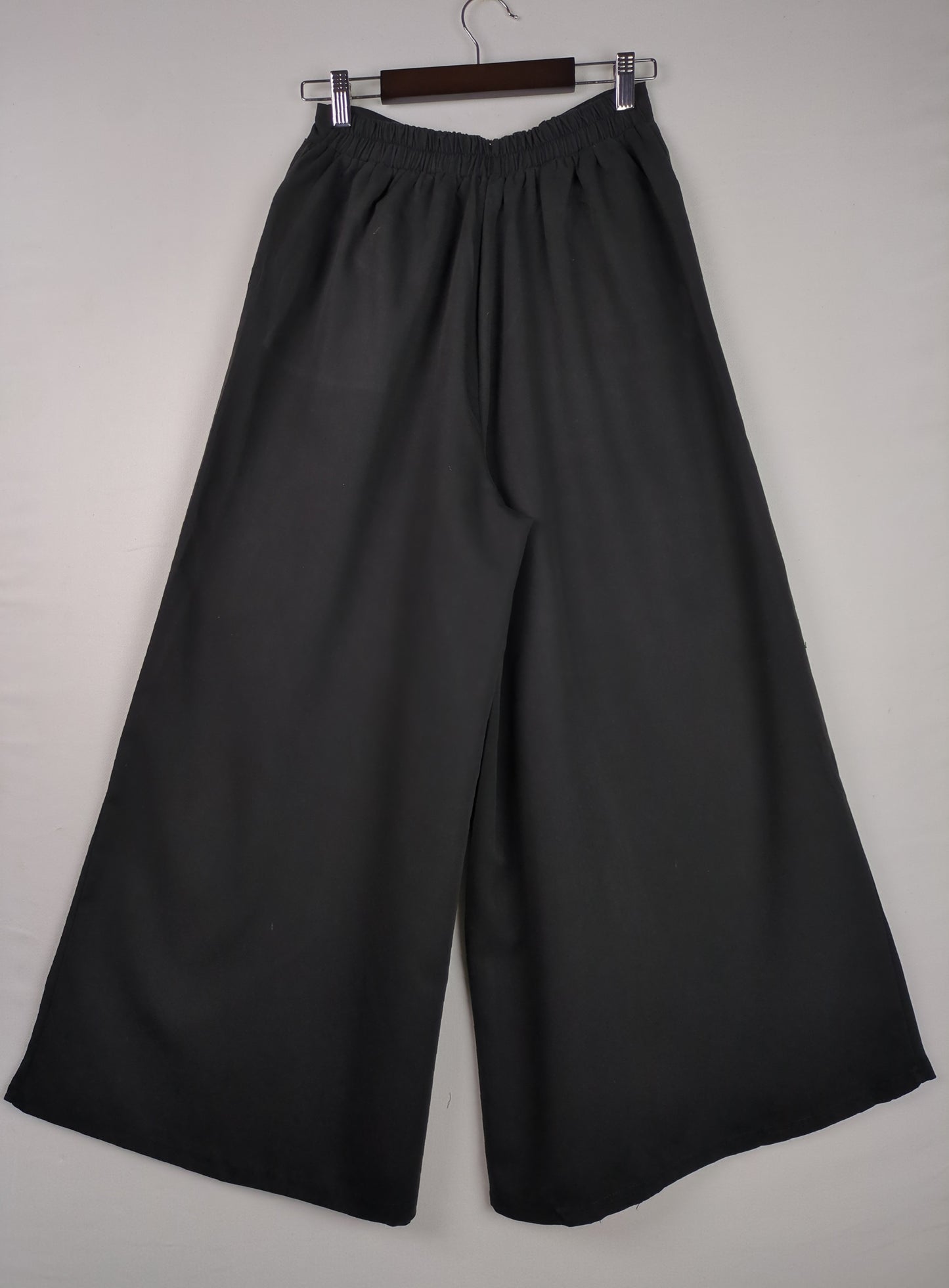 Flowy Black