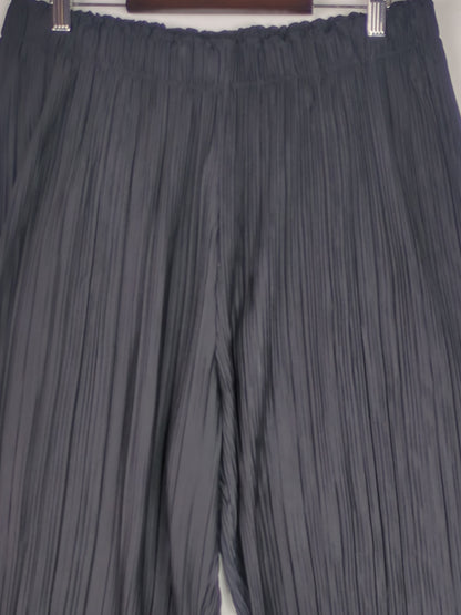 Pleated Black